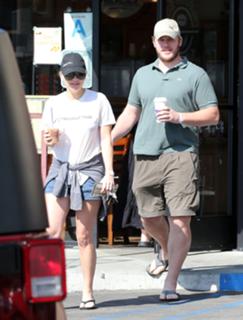 Anna Faris feet photo thumbnail