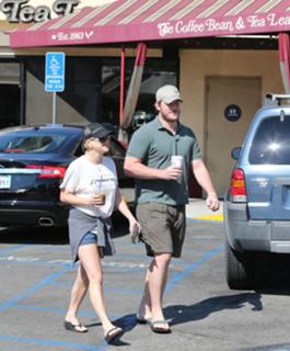 Anna Faris feet photo thumbnail