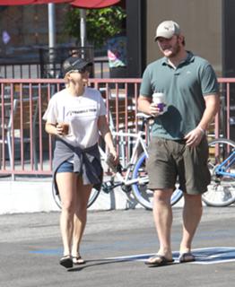 Anna Faris feet photo thumbnail