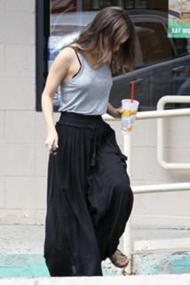 Rachel Bilson feet photo thumbnail
