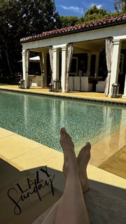 Alessandra Ambrosio feet photo thumbnail