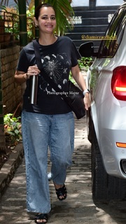 Dia Mirza feet photo thumbnail