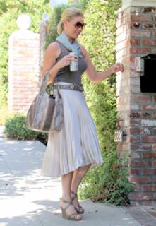Katherine Heigl feet photo thumbnail