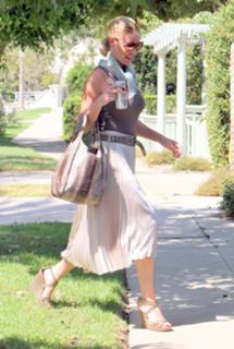 Katherine Heigl feet photo thumbnail