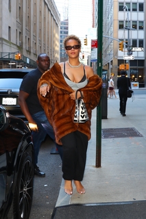 Rihanna feet photo thumbnail