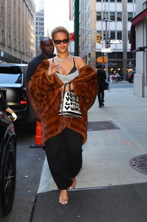 Rihanna feet photo thumbnail