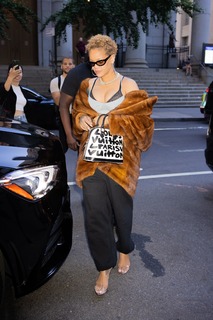 Rihanna feet photo thumbnail