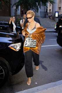Rihanna feet photo thumbnail