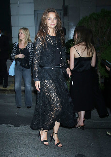 Katie Holmes feet photo thumbnail