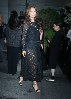 Katie Holmes feet photo thumbnail