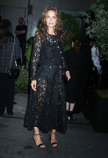 Katie Holmes feet photo thumbnail