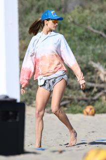 Alessandra Ambrosio feet photo thumbnail