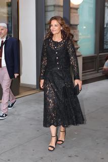 Katie Holmes feet photo thumbnail