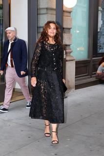 Katie Holmes feet photo thumbnail
