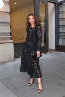 Katie Holmes feet photo thumbnail