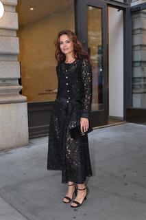 Katie Holmes feet photo thumbnail