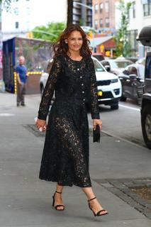 Katie Holmes feet photo thumbnail