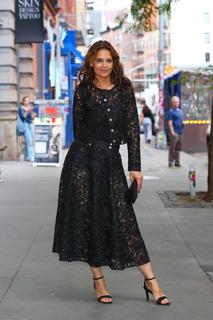Katie Holmes feet photo thumbnail