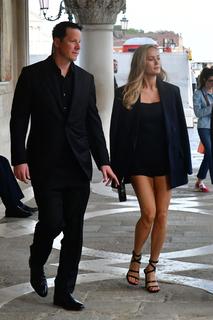 Brie Larson feet photo thumbnail