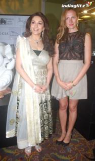 Madhuri Dixit feet photo thumbnail