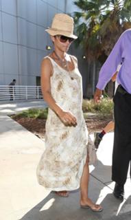 Halle Berry feet photo thumbnail