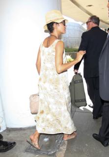 Halle Berry feet photo thumbnail