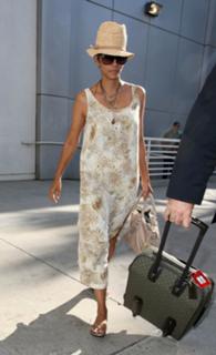 Halle Berry feet photo thumbnail