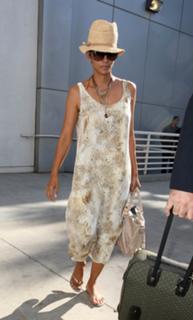 Halle Berry feet photo thumbnail