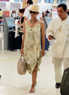 Halle Berry feet photo thumbnail