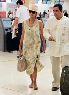 Halle Berry feet photo thumbnail