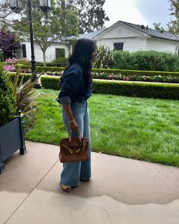 Mindy Kaling feet photo thumbnail