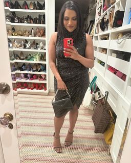 Mindy Kaling feet photo thumbnail
