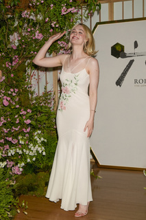 Elle Fanning feet photo thumbnail