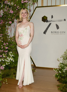 Elle Fanning feet photo thumbnail