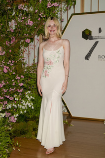 Elle Fanning feet photo thumbnail