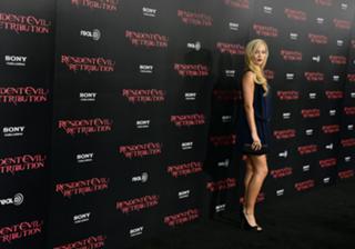 Laura Vandervoort feet photo thumbnail