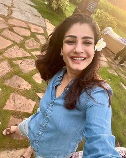 Raveena Tandon feet photo thumbnail