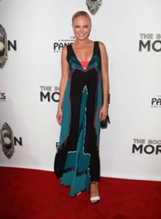 Malin Akerman feet photo thumbnail
