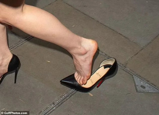 Anya Taylor-Joy feet photo thumbnail