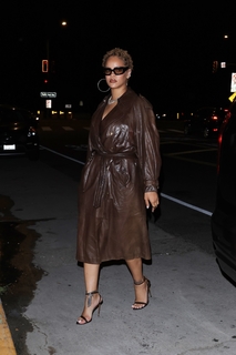 Rihanna feet photo thumbnail