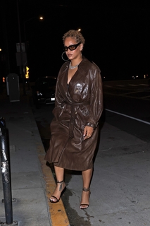Rihanna feet photo thumbnail