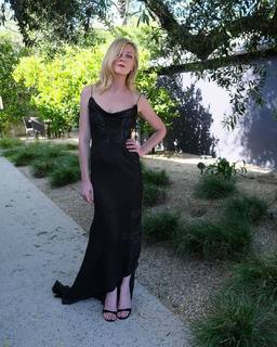 Kirsten Dunst feet photo thumbnail