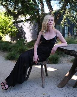 Kirsten Dunst feet photo thumbnail