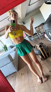Carolina Dieckmann feet photo thumbnail