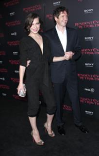 Milla Jovovich feet photo thumbnail