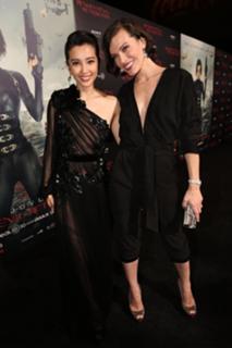 Milla Jovovich feet photo thumbnail