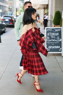 Jenna Ortega feet photo thumbnail