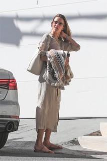 Alessandra Ambrosio feet photo thumbnail