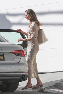 Alessandra Ambrosio feet photo thumbnail