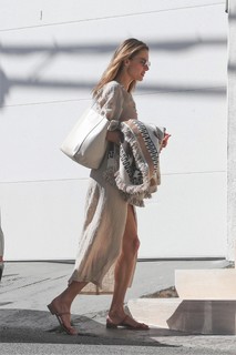 Alessandra Ambrosio feet photo thumbnail